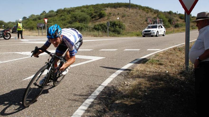 Gómez en una vertiginosa bajada camino de la meta