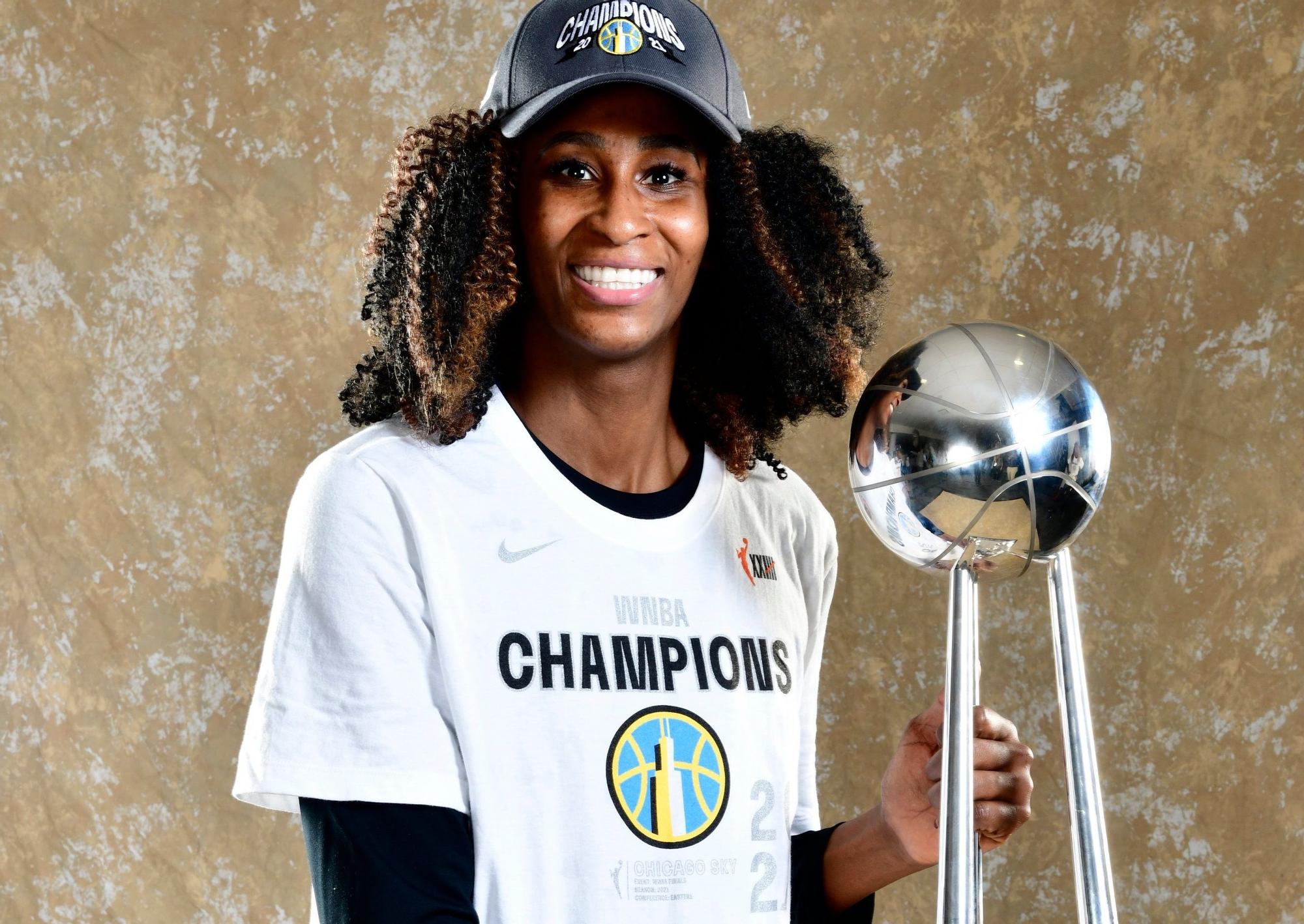 Astou Ndour, con el trofeo de campeón de la WNBA.