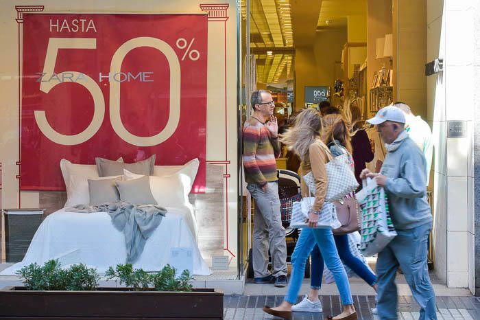 Inicio de las rebajas en Mesa y López