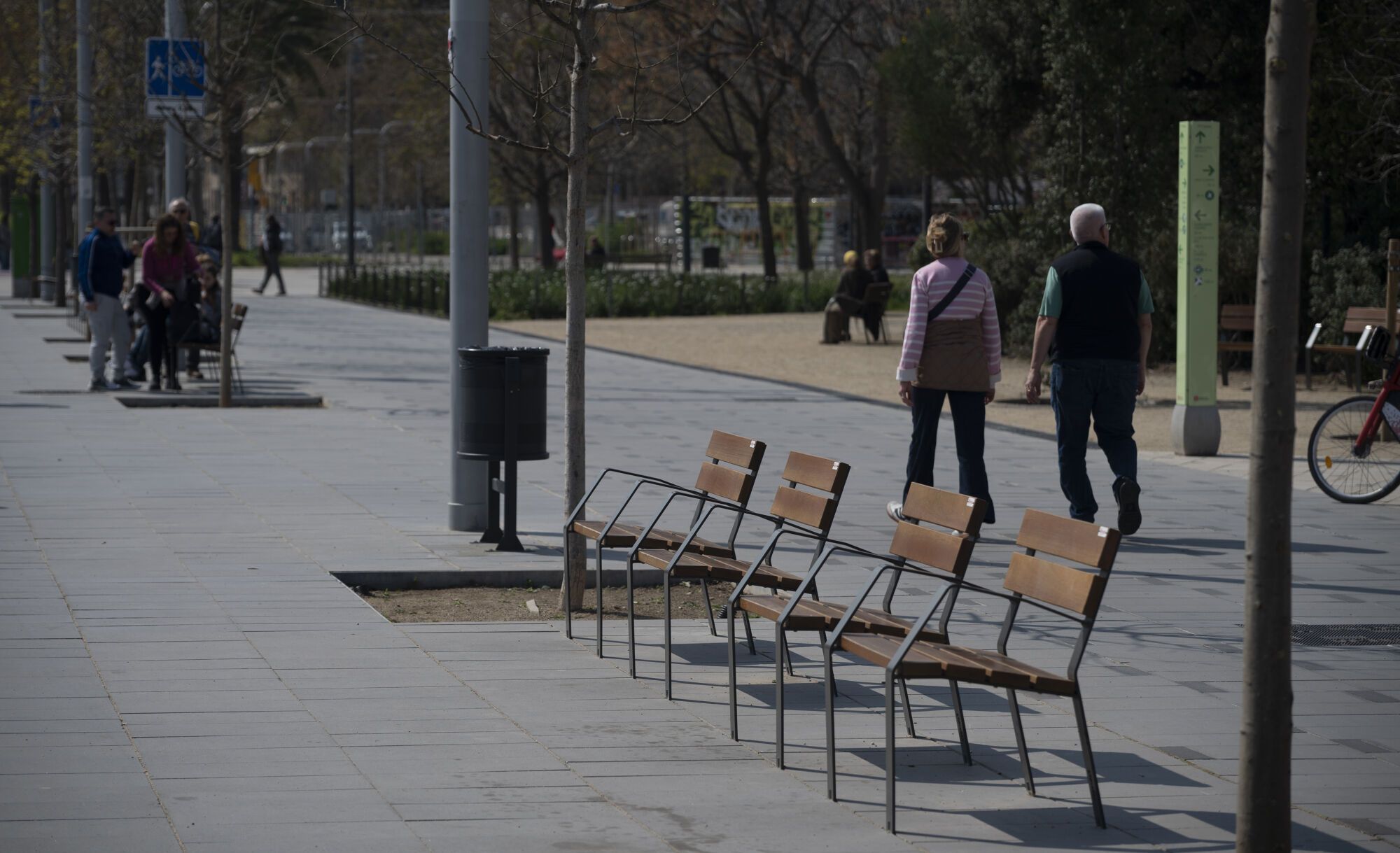 Barcelona diversifica el mobiliario en sus calles: bancos, sillas, tumbonas y mucho más