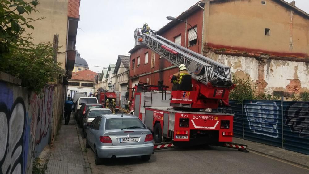 Incendio en Almacenes Industriales en Oviedo