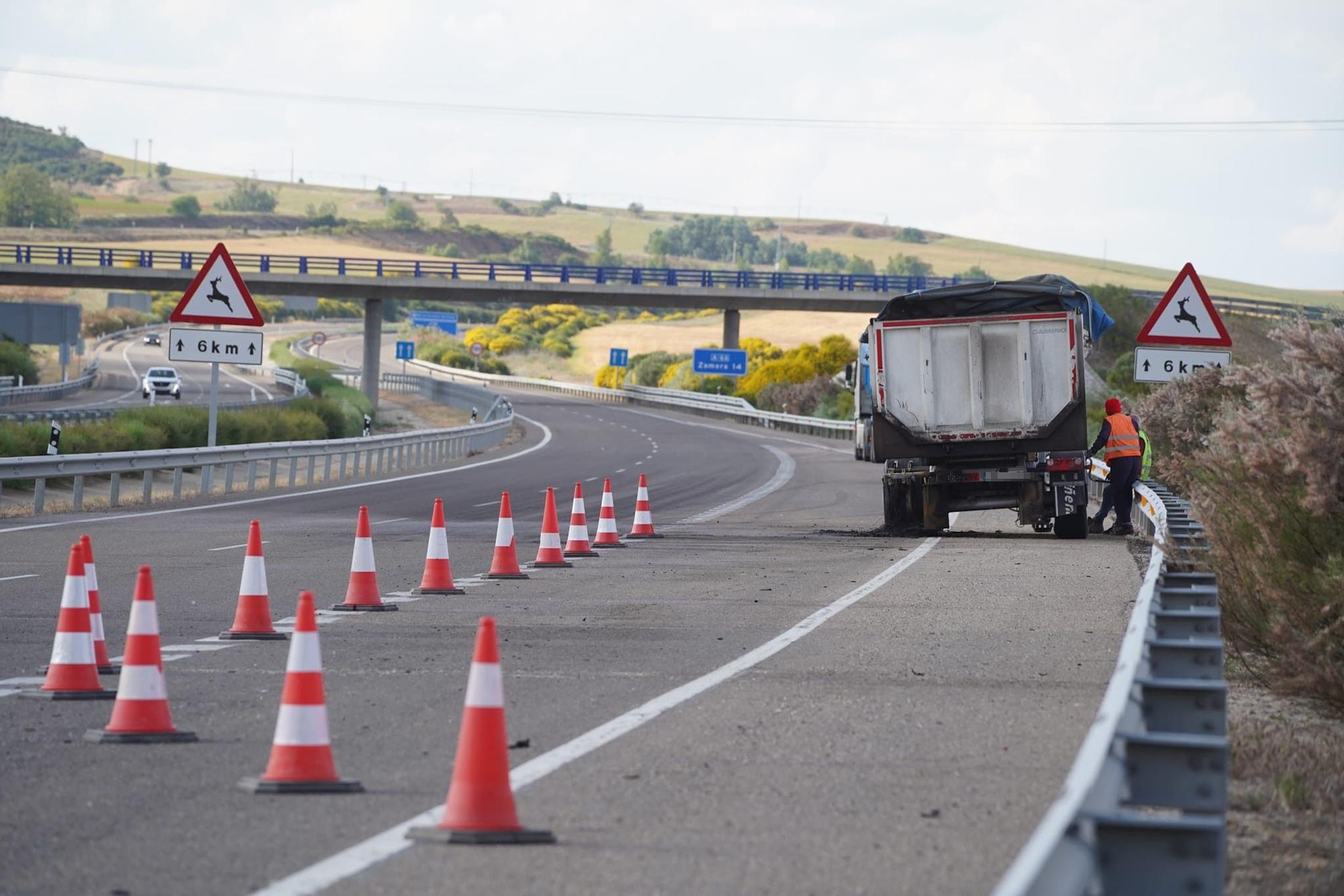 Un camión comienza a arder por las ruedas en Corrales del Vino