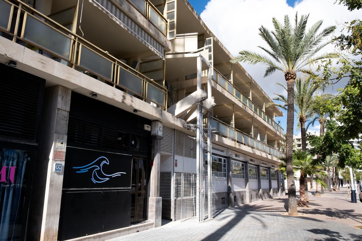 Los balcones de donde arrancaba la pasarela han quedado apuntalados