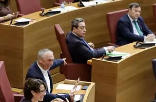 La cúpula de Compromís se confunde en las Corts y apoya proteger cruces franquistas