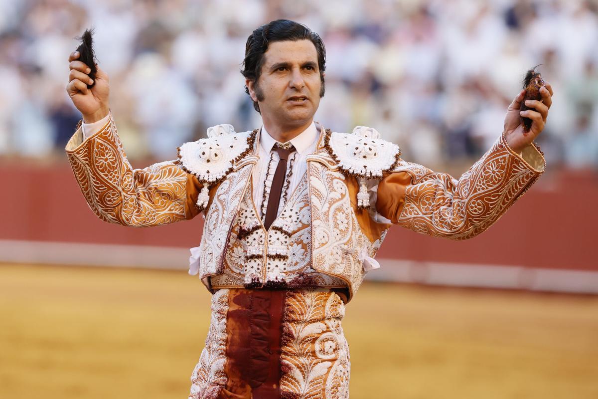 SEVILLA, 04/06/2026.- El diestro Morante de la Puebla durante el festejo taurino de la fiesta del Corpus Christi celebrada este jueves en la Real Maestranza de Sevilla. EFE/José Manuel Vidal