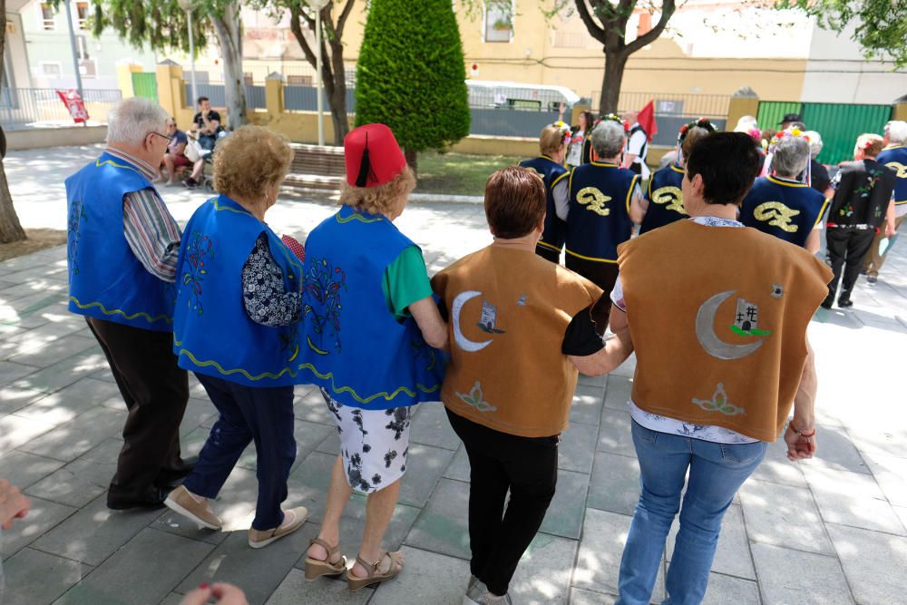 Los centros educativos de la ciudad acostumbran a dedicar la mañana del primer día de fiestas a recrear los actos más emblemáticos