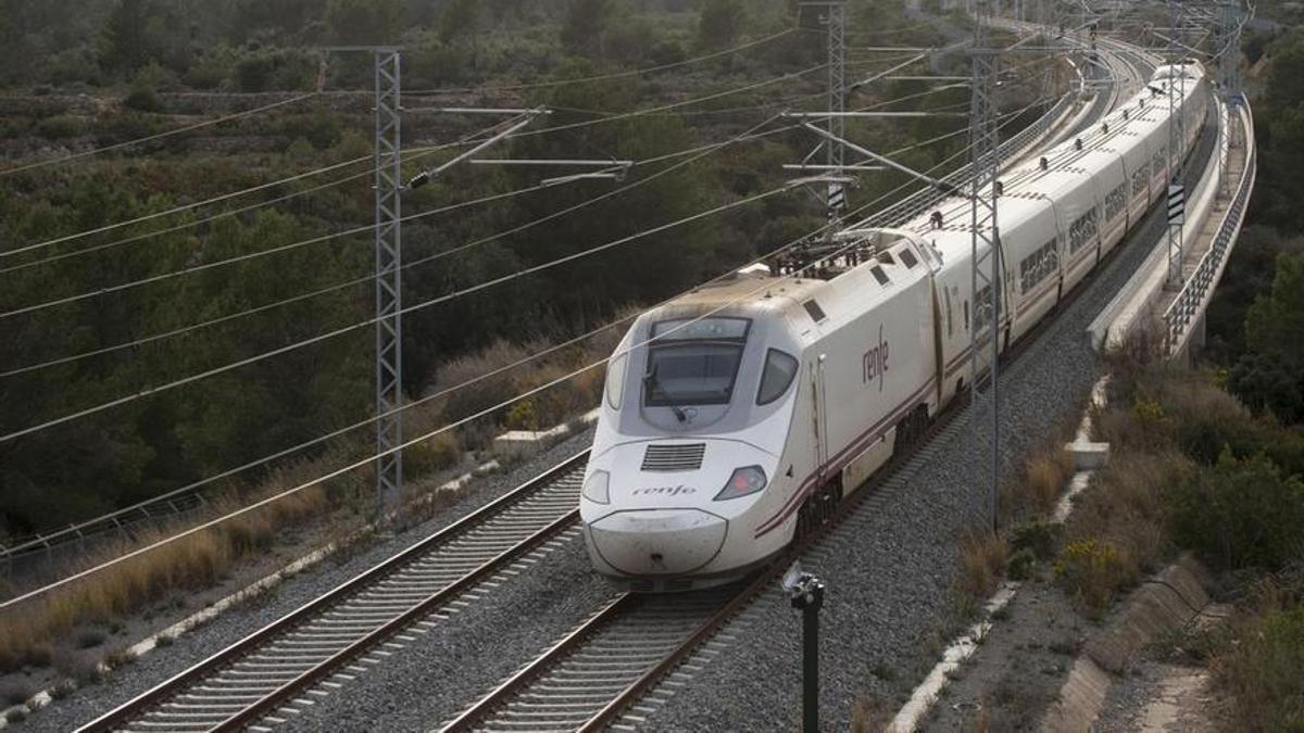 Tren de pasajeros de Renfe.