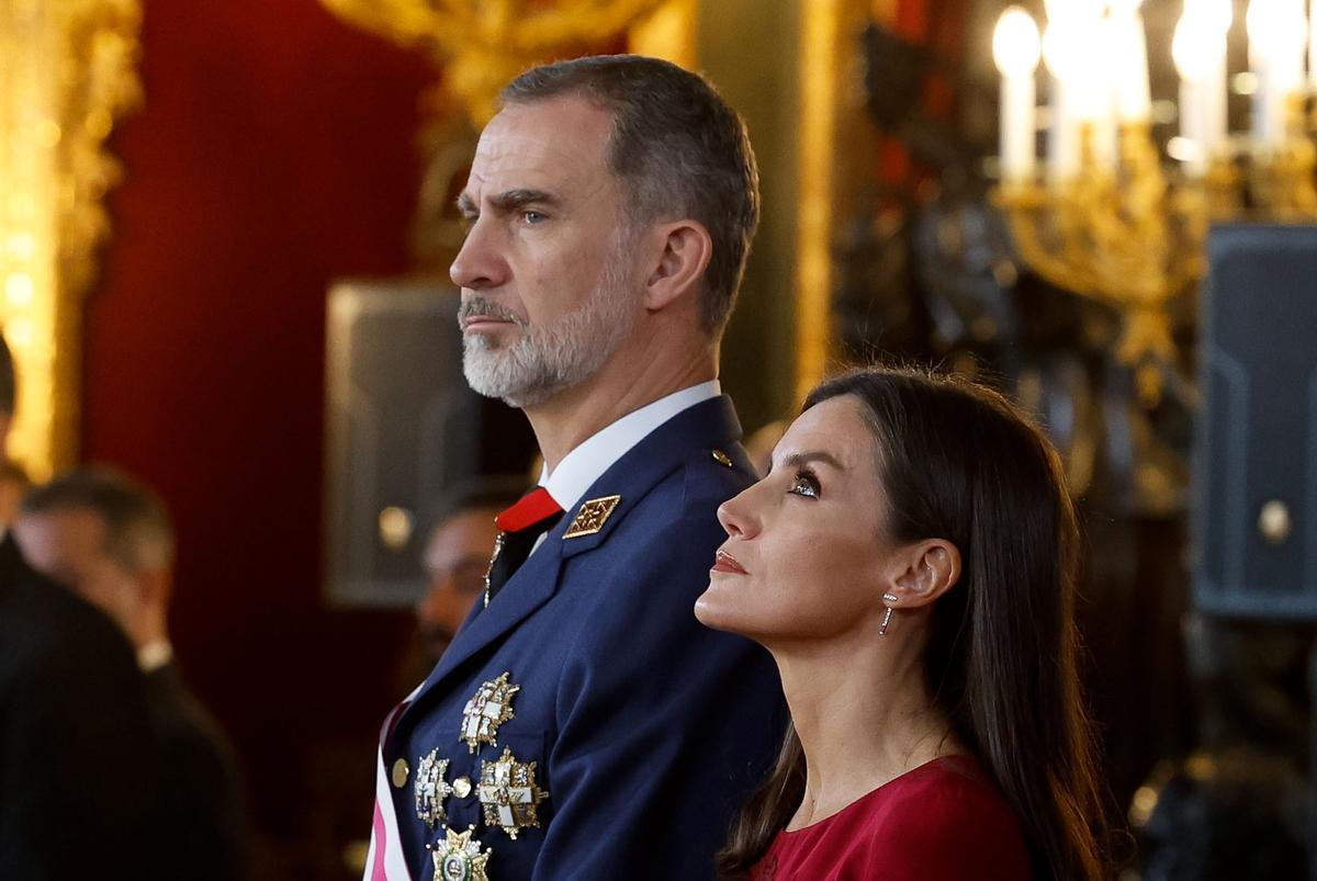 MADRID, 06/01/2023.- El rey Felipe VI y la reina Letizia, durante la recepción a autoridades con motivo de la celebración de la Pascua Militar este viernes en el Palacio Real de Madrid. EFE/ J.J. Guillén / POOL