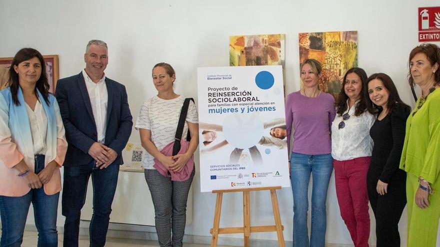 La delegada de Derechos Sociales de la Diputación, Irene Aguilera; el alcalde de La Carlota, Antonio Granados, y técnicos y profesionales del programa.