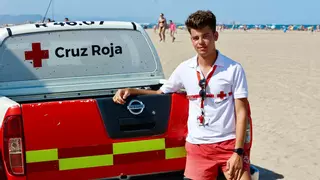 Raúl Vila, jefe de playas de la Malvarrosa: "La mayoría de los rescates ocurren por no respetar el color de la bandera"