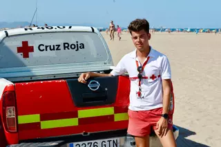 Raúl Vila, jefe de playas de la Malvarrosa: "La mayoría de los rescates ocurren por no respetar el color de la bandera"