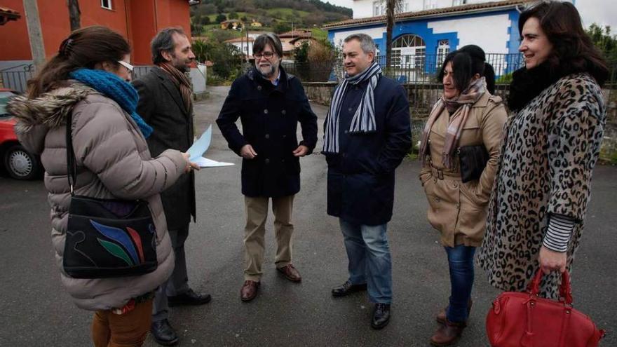 Raquel García, José Carlos Arboleya, Alberto Tirador, Fermín Bravo, Chelo Areces y Dolores Fernández, ayer, en la campa de la iglesia de La Peral.