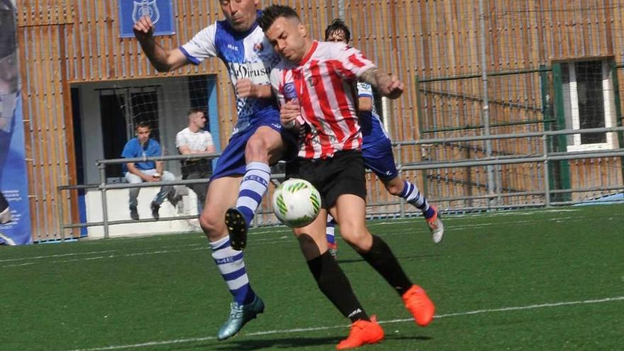 Chicho Villanueva, a la izquierda, pelea un balón con Milio.