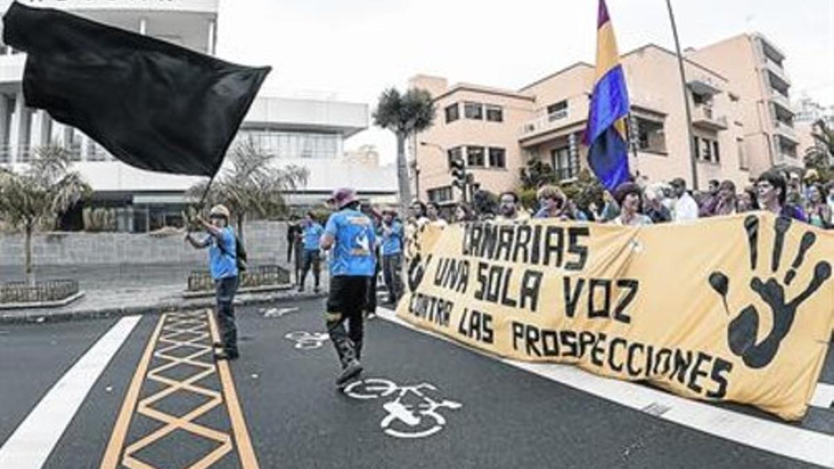 Manifestación ante el Cabildo de Canarias contra los sondeos petrolíferos, la semana pasada.