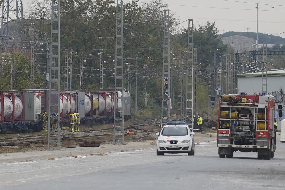 Els efectius d''emergències desplaçats a l''estació de mercaderies per la fuita en un tren de mercaderies