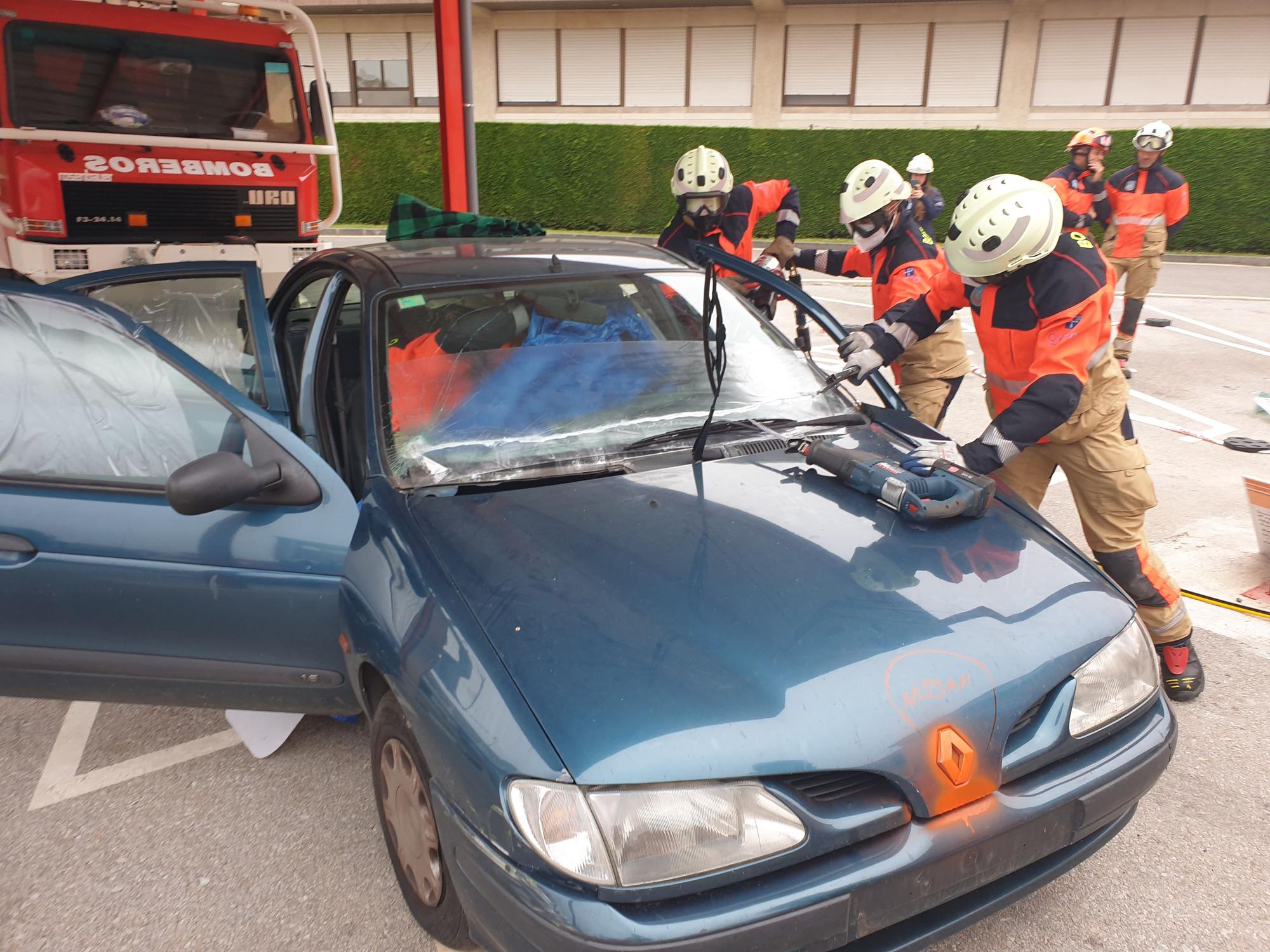 Rescates que echan chispas en Oviedo: los bombeos ensayan rescates en coches eléctricos