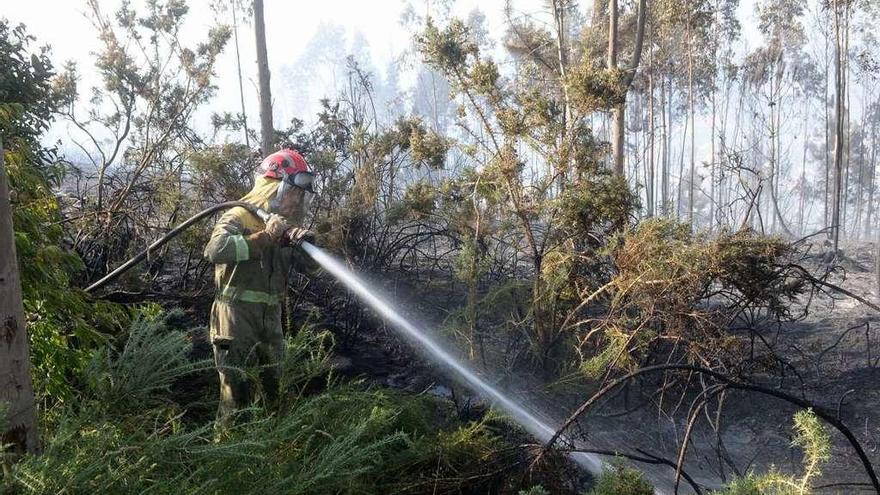 Incendio que se registró el pasado martes entre Vilagarcía y Catoira. // Noé Parga