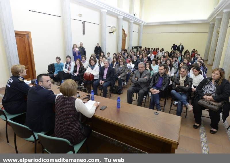 GALERÍA DE FOTOS -- Cien alumnos de Vila-real participan en una campaña de Convivencia en las Aulas