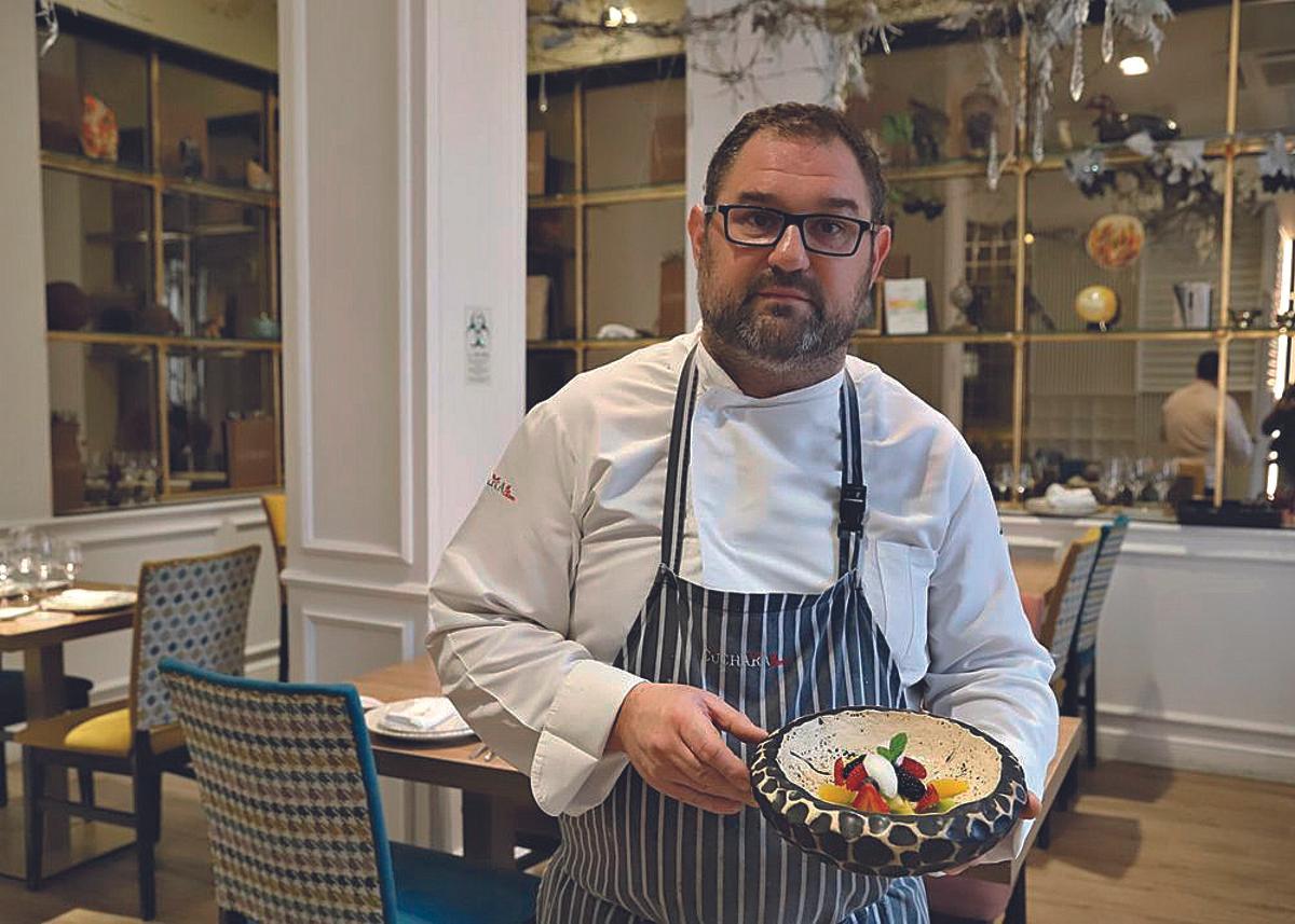 El chef Paco López mostrando uno de sus platos.