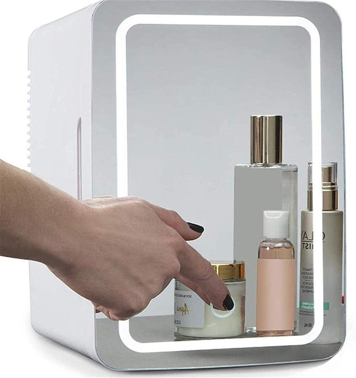 Nevera para cosméticos con espejo y luz de Amazon (Precio: 114 euros)