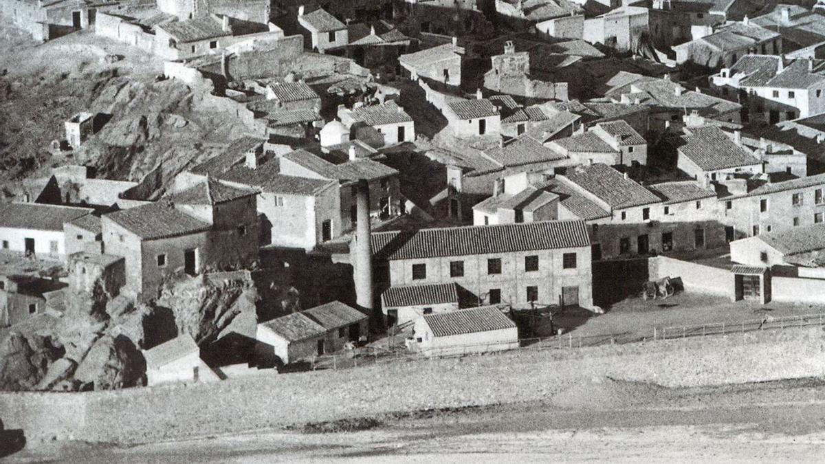 La ermita de La Peñica en una fotografía de 1912 y en la actualidad. | PILAR WALS