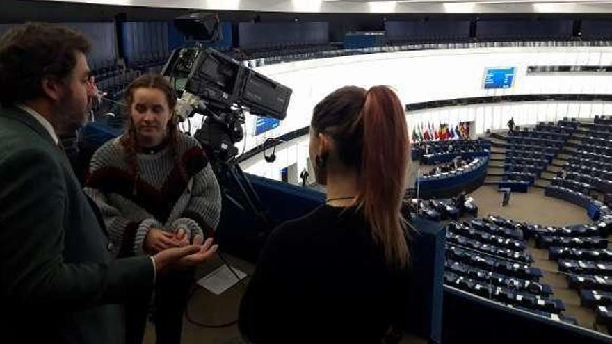 Arriba, Jonás Fernández mostrando el Parlamento Europeo a dos alumnas. Abajo, los viajeros junto al Palacio de los Papas de Aviñón.