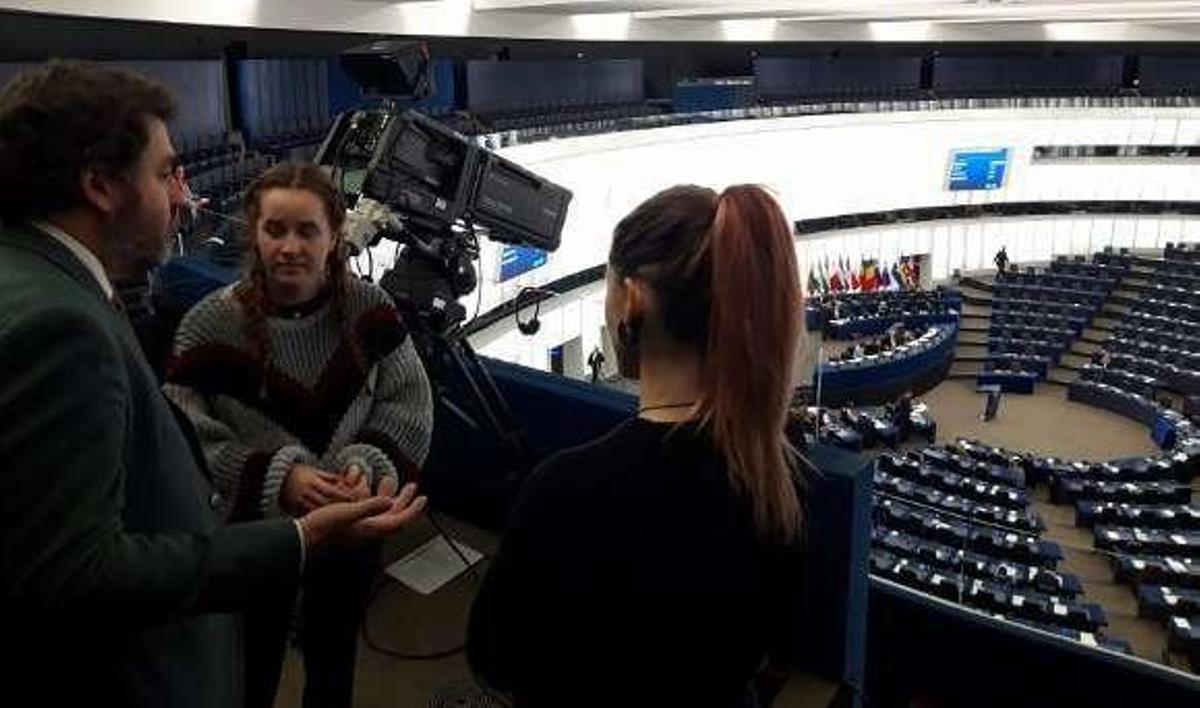 Arriba, Jonás Fernández mostrando el Parlamento Europeo a dos alumnas. Abajo, los viajeros junto al Palacio de los Papas de Aviñón.