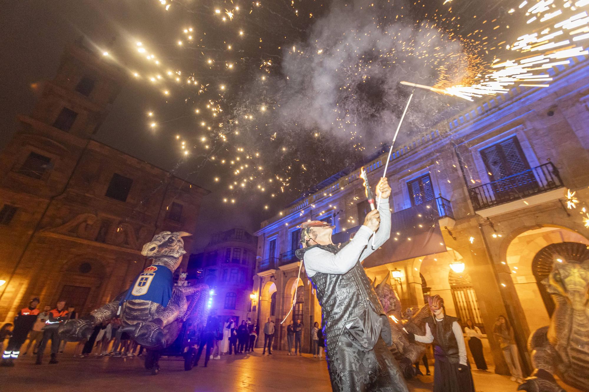 EN IMÁGENES: La noche de San Juan en Oviedo se llena de luz y criaturas mágicas