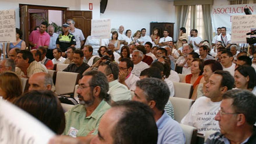 Pleno extraordinario. Vista del salón de plenos con gran asistencia de vecinos y miembros de la Asociación por la Regularización de Viviendas.