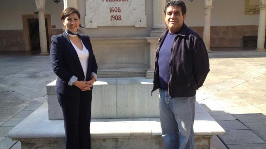 Mónica Almeida y Francisco Guerrero, en el patio del edificio histórico de la Universidad de Oviedo.