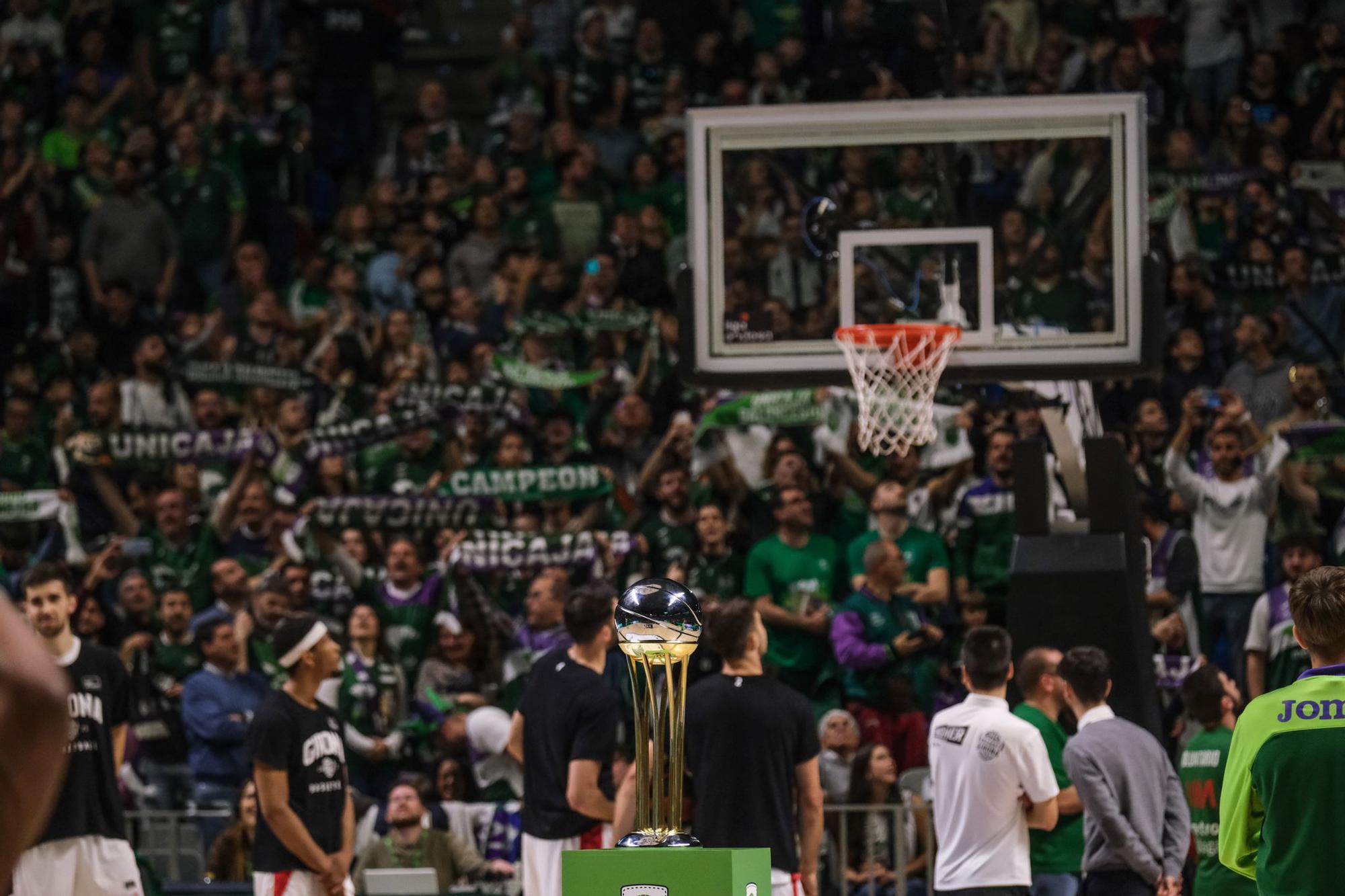 La afición celebra el título de Copa en la previa del Unicaja - Girona