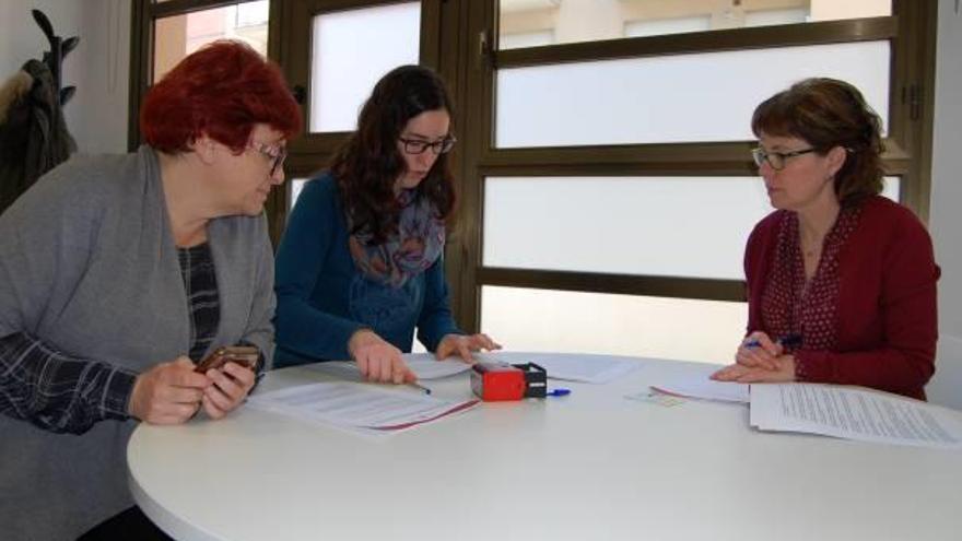 La presidenta de la federació, Maria Ambròs &amp;ndash;al centre&amp;ndash;, firma el contracte.