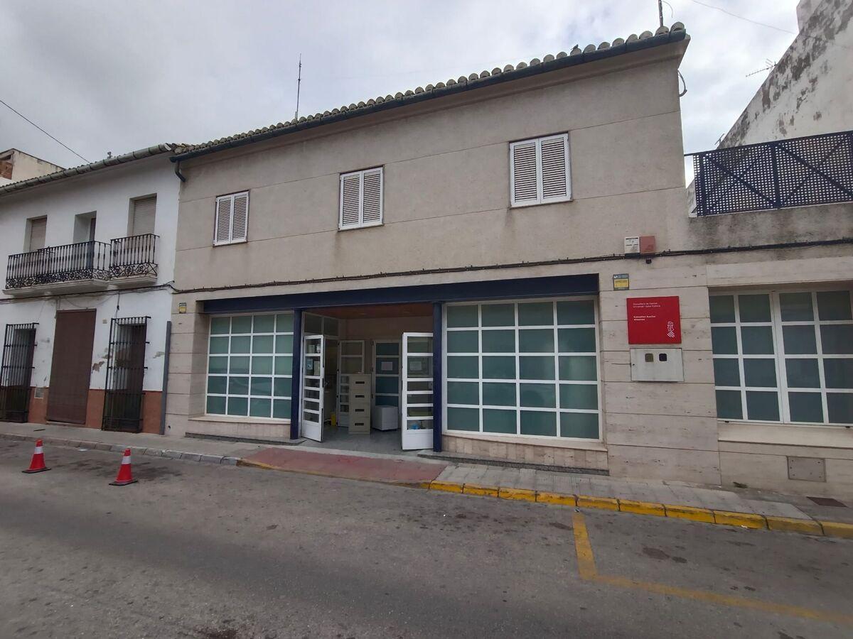 Fachada del inmueble del consutorio médico de Almoines que va a ser reformado