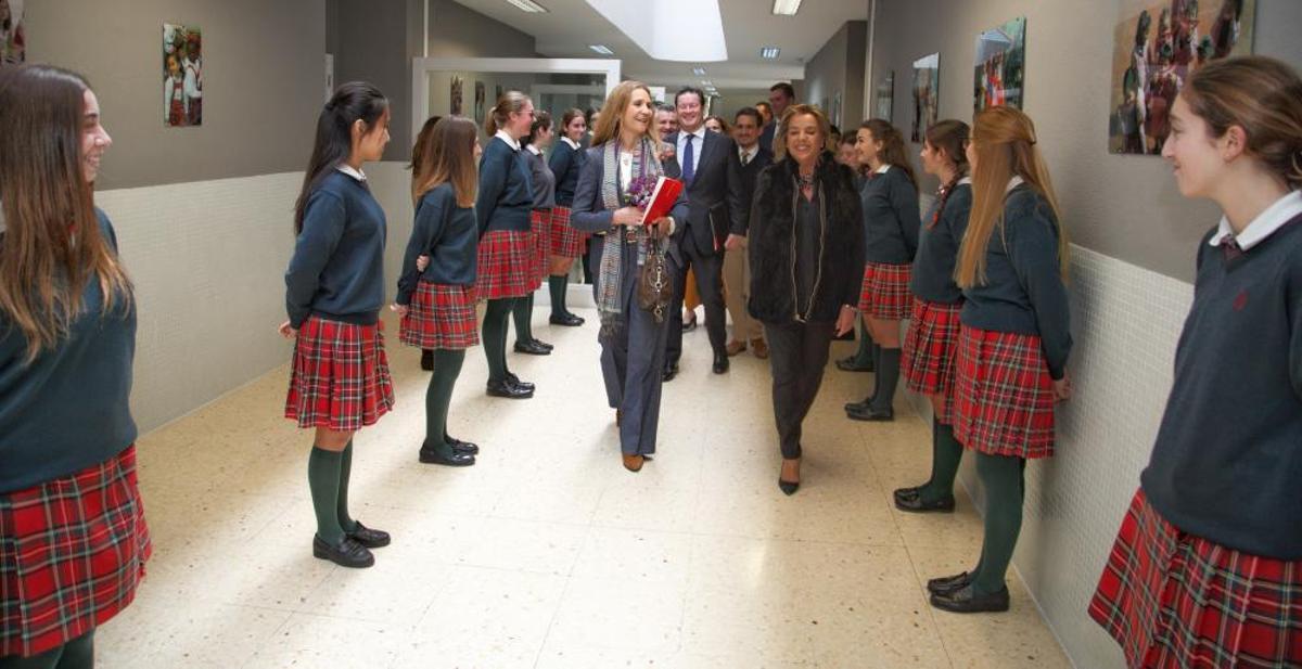 La Infanta Cristina entrega un premio de la Fundación Mapfre a una alumna del Colegio ALtozano La Infanta Cristina entrega un premio de la Fundación Mapfre a una alumna del Colegio ALtozano