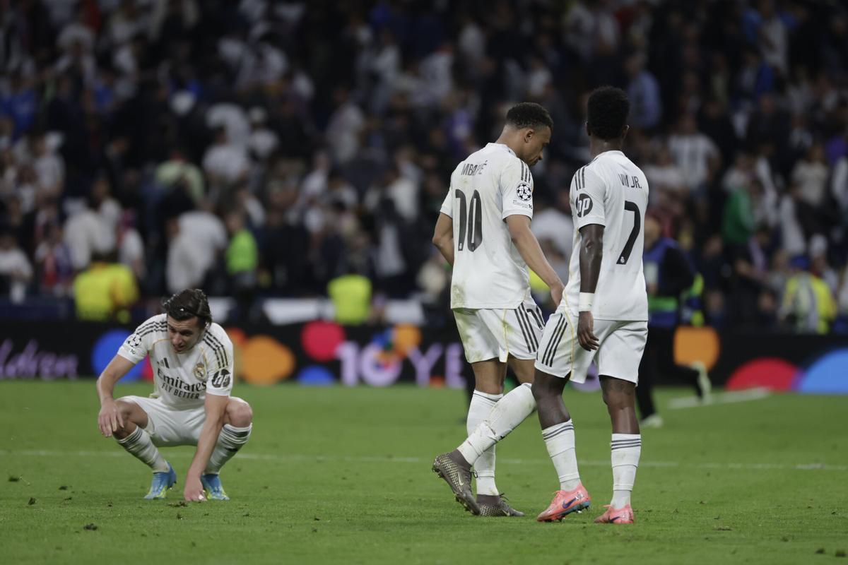 MADRID, 07/04/2026.- Los jugadores del Real Madrid Kylian Mbappé (c), Vinicius Jr. (d) y Álvaro Carreras (i) al finalizar el encuentro correspondiente a la ida de los cuartos de final de la Liga de Campeones que disputaron este martes Real Madrid y Bayern Munich en el estadio Santiago Bernabéu, en Madrid. EFE/Juanjo Martín