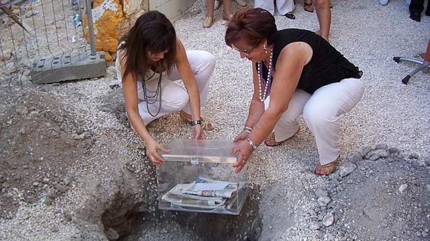 Momento del acto de colocación de la primera piedra del Centro de Mayores.