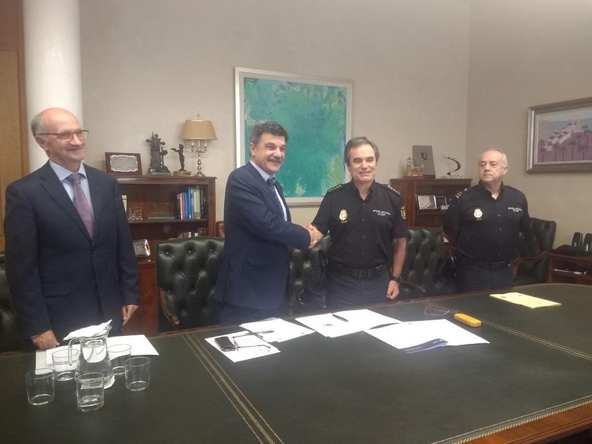 Los representantes de ambas instituciones tras la firma del acuerdo