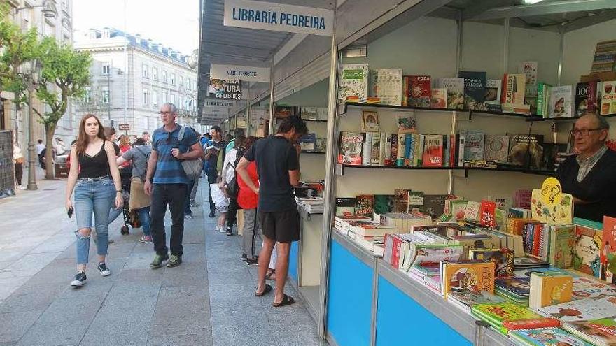 Público en la primera jornada de la Feira do Libro, en la calle Paseo de Ourense. // Iñaki Osorio