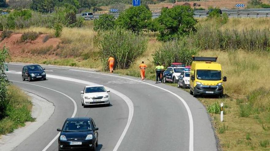 A la dreta, els Mossos d&#039;Esquadra i el servei de manteniment de Carreteres, al lloc de l&#039;accident, ahir al matí