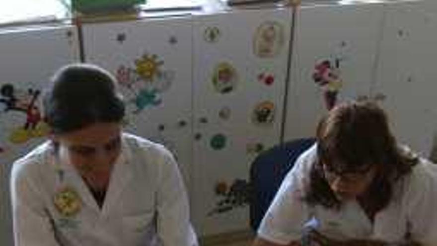 Cuatro maestras trabajan en el aula del Materno.
