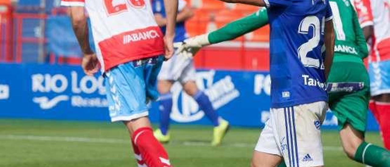 Joselu, con Vieira de espaldas.