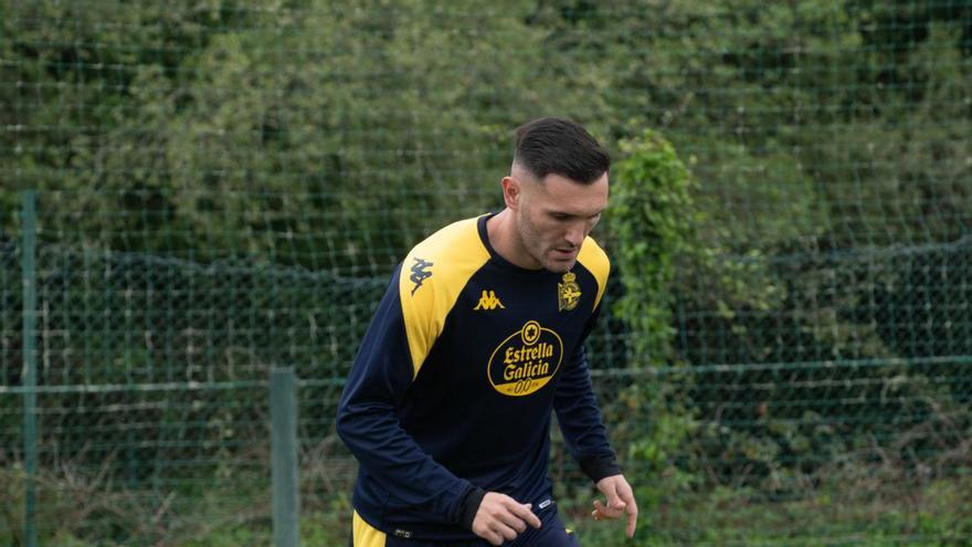 Lucas Pérez, durante los ejercicios de ayer en Abegondo. | // CASTELEIRO/ROLLER AGENCIA