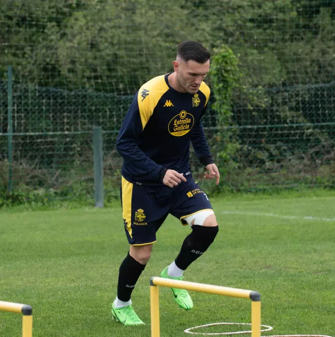 Así está la rodilla de Lucas Pérez: un paso más, aún insuficiente