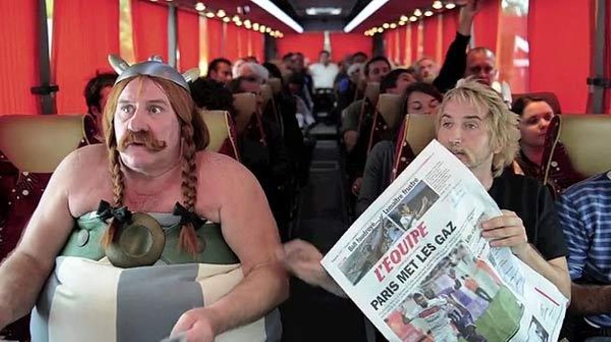 L’actor Gérard Depardieu fa una paròdia de si mateix en què, disfressat d’Obèlix, exigeix menjar un senglar en un avió.