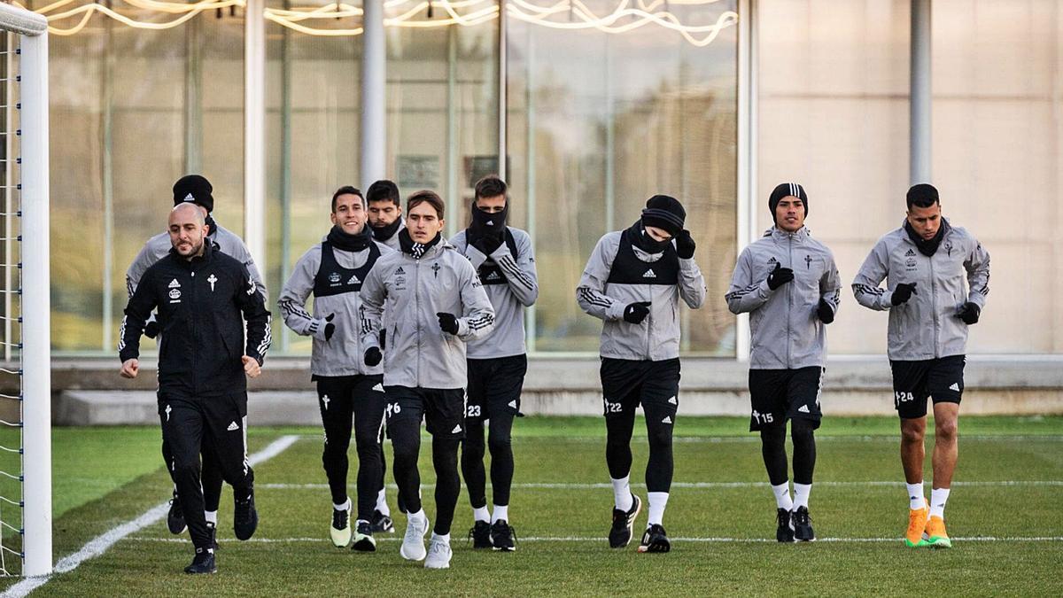 Algunos de los titulares del Celta frente al Real Madrid, ayer, durante el entrenamiento en la ciudad deportiva Afouteza. |  // RCCV