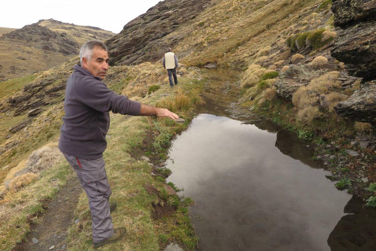 Así se ‘siembra’ el agua en la Alpujarra granadina