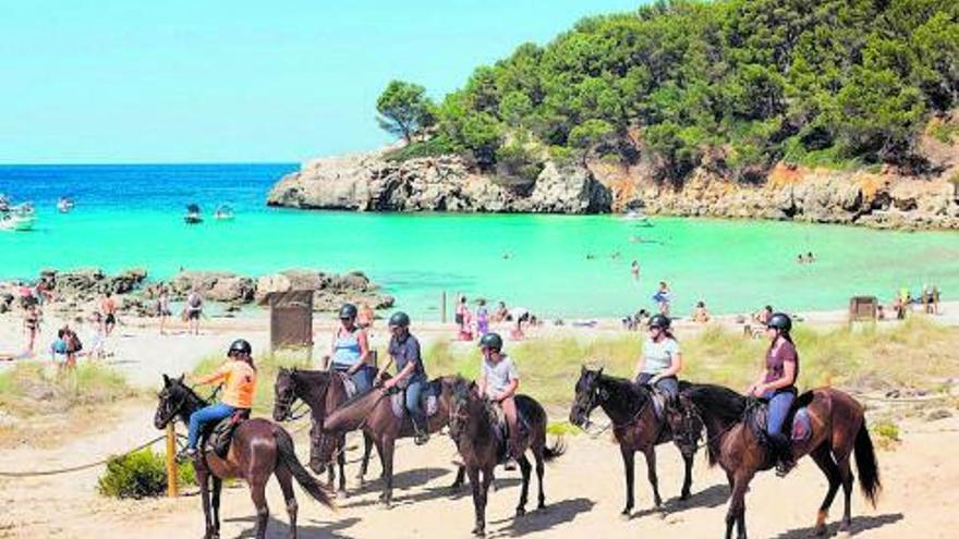 Excursión a caballo en la cala Escorxada en Menorca | ‘activos’