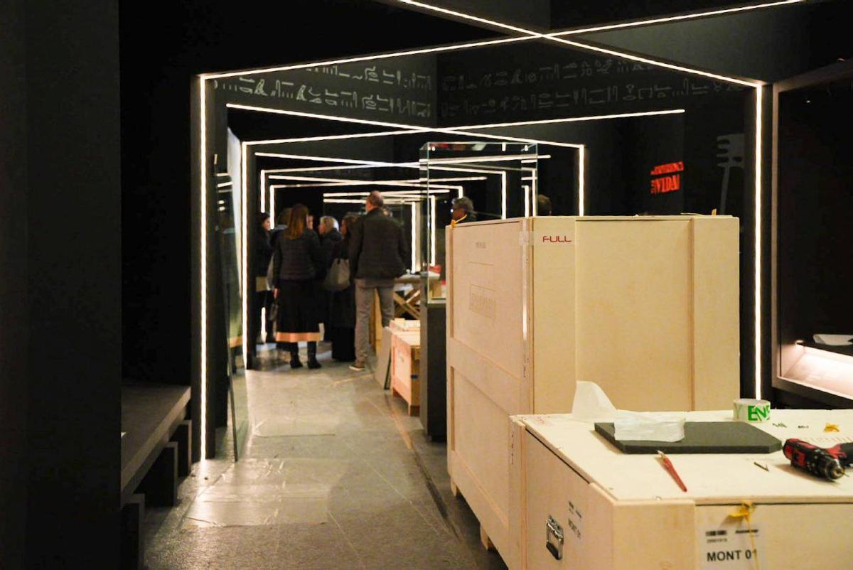 Montaje de la exposición sobre Egipto en la Sala Vimcorsa.