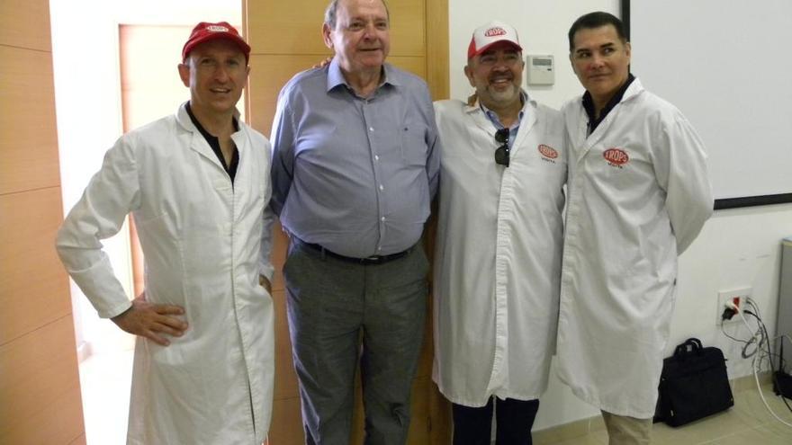 Representantes de Trops y de Reyes Gutiérrez en las instalaciones de la cooperativa, en Vélez-Málaga.