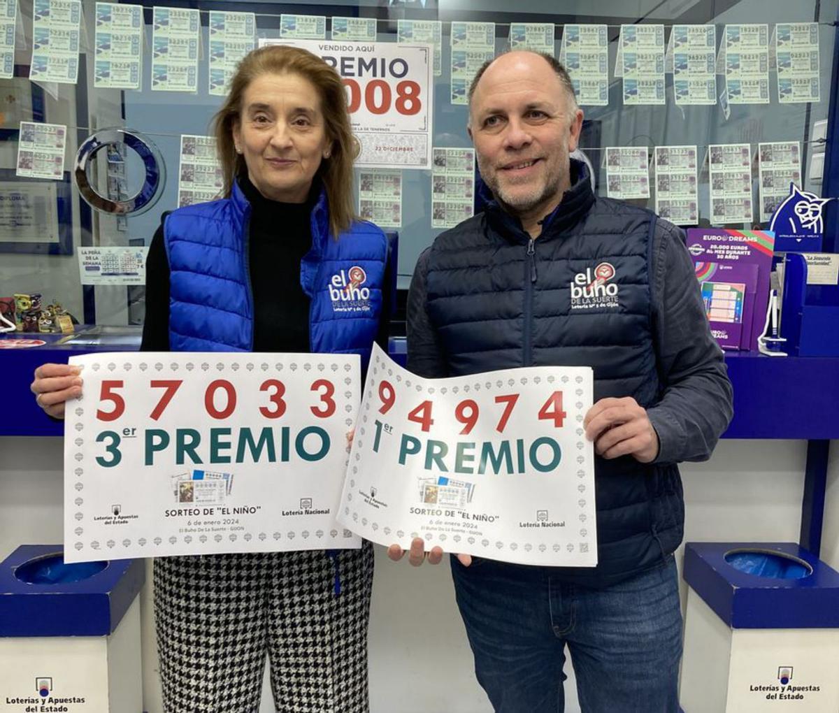 Rubiera y Muñiz, con los carteles de los números de los premios. | P. P.